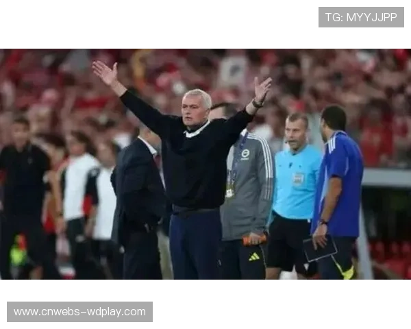 曼联主帅调整战术体系力争重返英超前四引发球迷热议